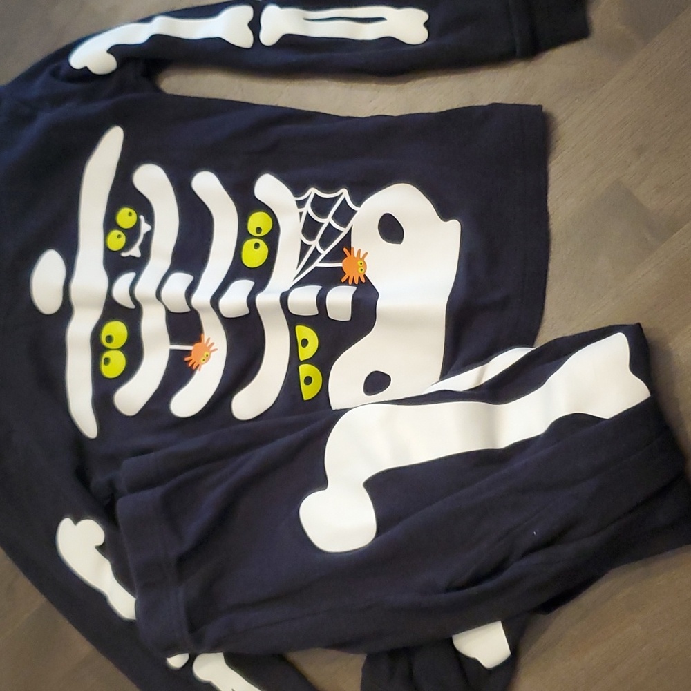 Size 6  Skeleton glow in the dark pj's